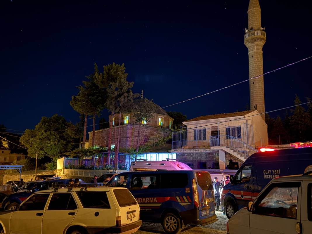 Cami cemaatine bıçaklı saldırı: 2 ölü 4